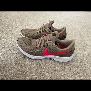 Men’s Nike Zoom Pegasus 35 gold athletic shoes